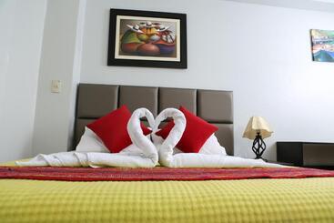 هتل Hostal Mica