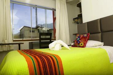 هتل Hostal Mica