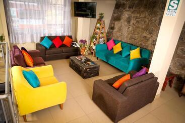 هتل Hostal Mica