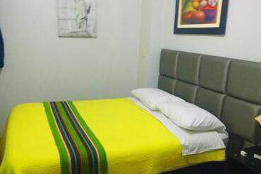 هتل Hostal Mica