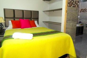 هتل Hostal Mica