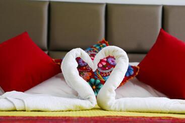 هتل Hostal Mica