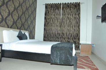 هتل Paras Residency