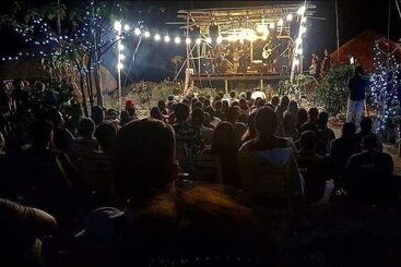 استراحتگاه Birdland Beach Club