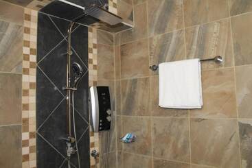 هتل Cranes Suites