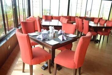 هتل Cranes Suites