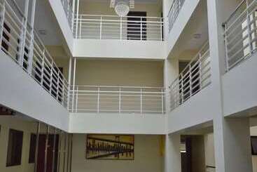 هتل Cranes Suites