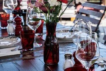 Le Coucou Hotel Restaurant & Lounge Bar