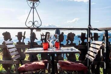 Le Coucou Hotel Restaurant & Lounge Bar