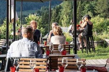Le Coucou Hotel Restaurant & Lounge Bar