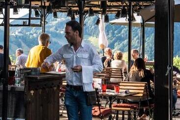 Le Coucou Hotel Restaurant & Lounge Bar