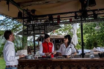 Le Coucou Hotel Restaurant & Lounge Bar