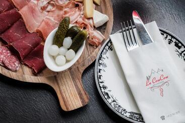 Le Coucou Hotel Restaurant & Lounge Bar