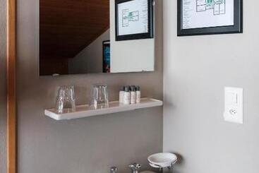 Le Coucou Hotel Restaurant & Lounge Bar
