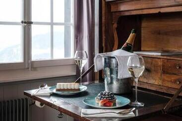Le Coucou Hotel Restaurant & Lounge Bar