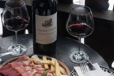 Le Coucou Hotel Restaurant & Lounge Bar