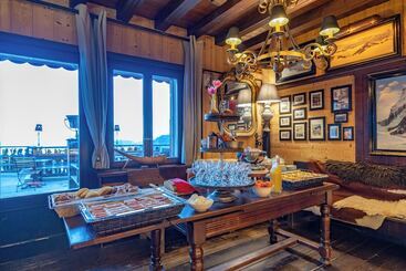 Le Coucou Hotel Restaurant & Lounge Bar