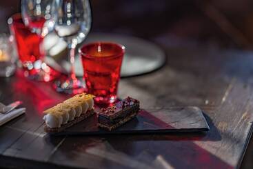 Le Coucou Hotel Restaurant & Lounge Bar