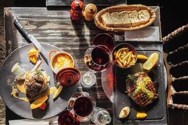 Le Coucou Hotel Restaurant & Lounge Bar