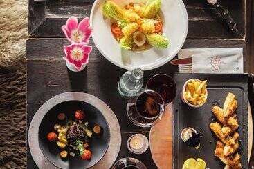 Le Coucou Hotel Restaurant & Lounge Bar