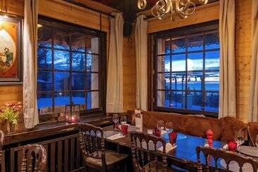 Le Coucou Hotel Restaurant & Lounge Bar
