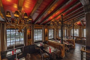 Le Coucou Hotel Restaurant & Lounge Bar