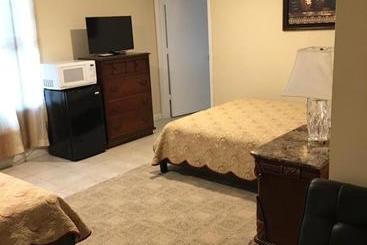 مُتل Misquamicut Beach Front Inn