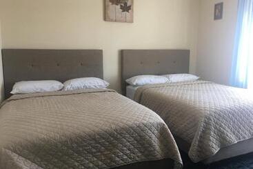 مُتل Misquamicut Beach Front Inn
