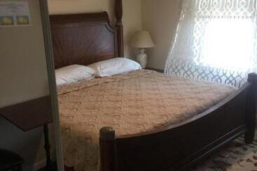 مُتل Misquamicut Beach Front Inn