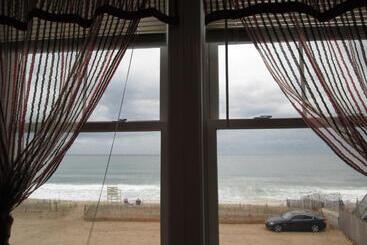 مُتل Misquamicut Beach Front Inn