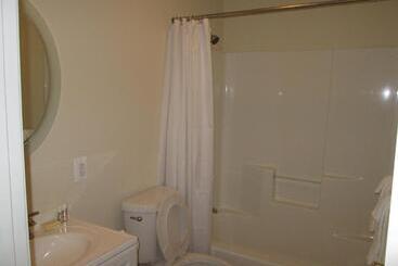 مُتل Misquamicut Beach Front Inn