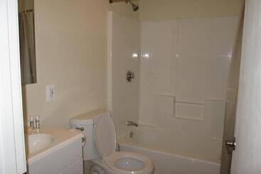 مُتل Misquamicut Beach Front Inn