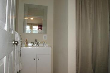 مُتل Misquamicut Beach Front Inn