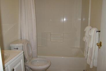 مُتل Misquamicut Beach Front Inn