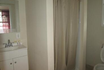 مُتل Misquamicut Beach Front Inn