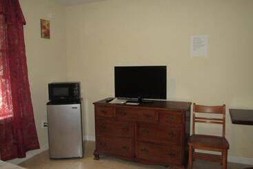 مُتل Misquamicut Beach Front Inn