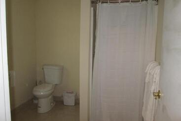 مُتل Misquamicut Beach Front Inn