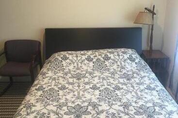 مُتل Misquamicut Beach Front Inn