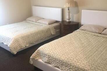 مُتل Misquamicut Beach Front Inn