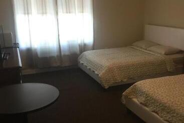 مُتل Misquamicut Beach Front Inn