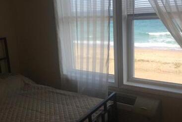 مُتل Misquamicut Beach Front Inn