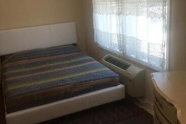 مُتل Misquamicut Beach Front Inn
