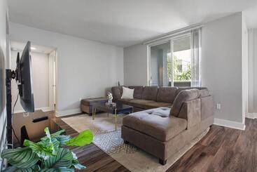 هتل کپسول Santa Monica 2bedrooms Pool&gym&free Parking