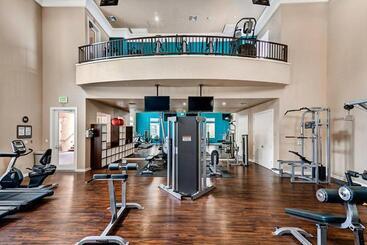 هتل کپسول Santa Monica 2bedrooms Pool&gym&free Parking