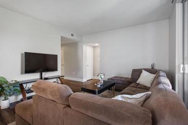 هتل کپسول Santa Monica 2bedrooms Pool&gym&free Parking