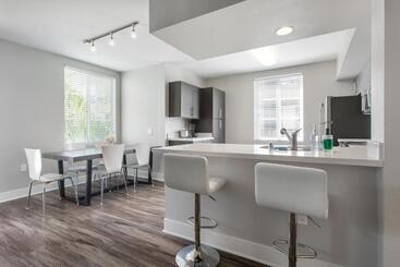 هتل کپسول Santa Monica 2bedrooms Pool&gym&free Parking