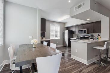 هتل کپسول Santa Monica 2bedrooms Pool&gym&free Parking