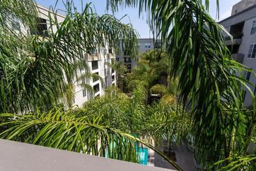 هتل کپسول Santa Monica 2bedrooms Pool&gym&free Parking