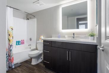 هتل کپسول Santa Monica 2bedrooms Pool&gym&free Parking