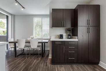 هتل کپسول Santa Monica 2bedrooms Pool&gym&free Parking